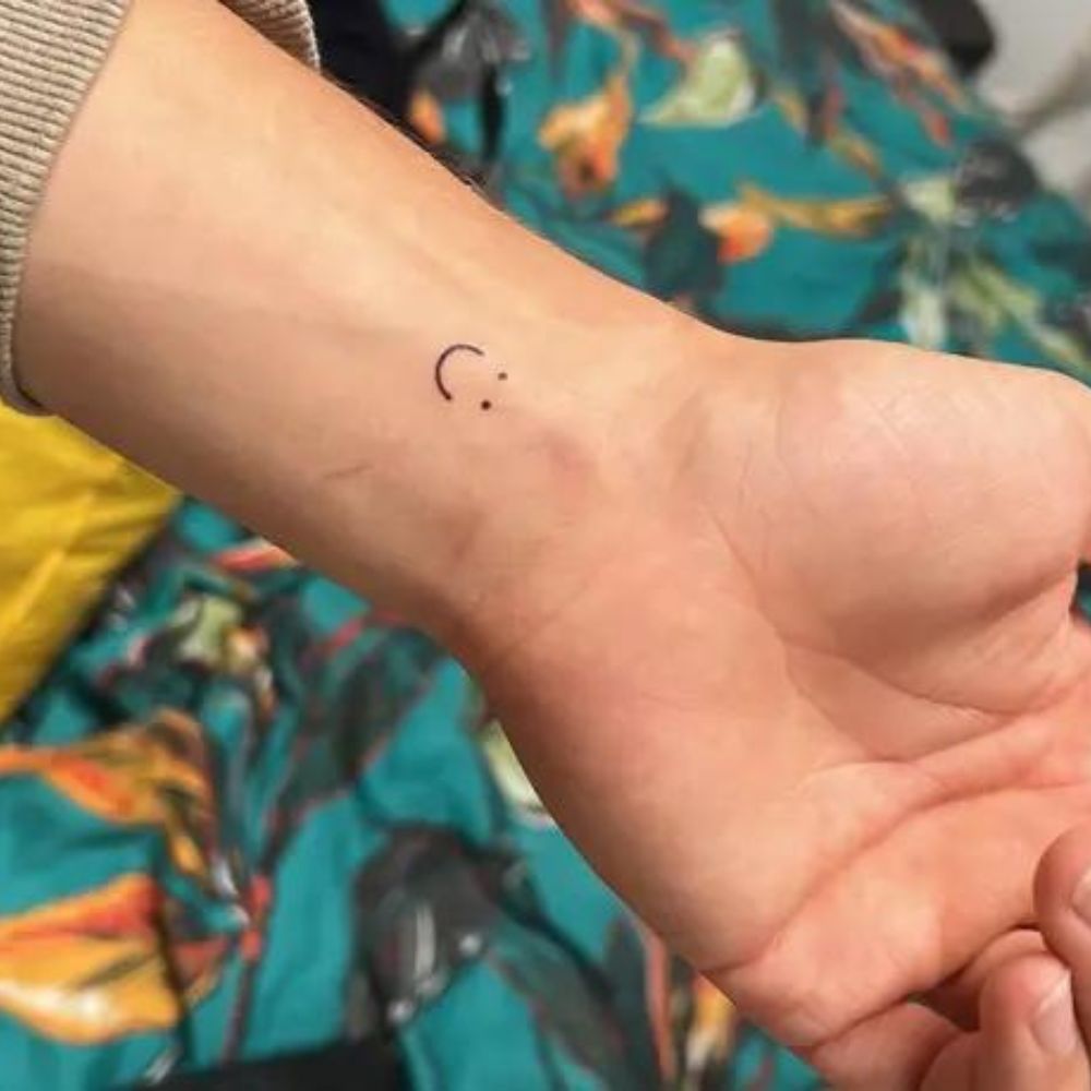 WATERPROOF SMILEY TATTOO