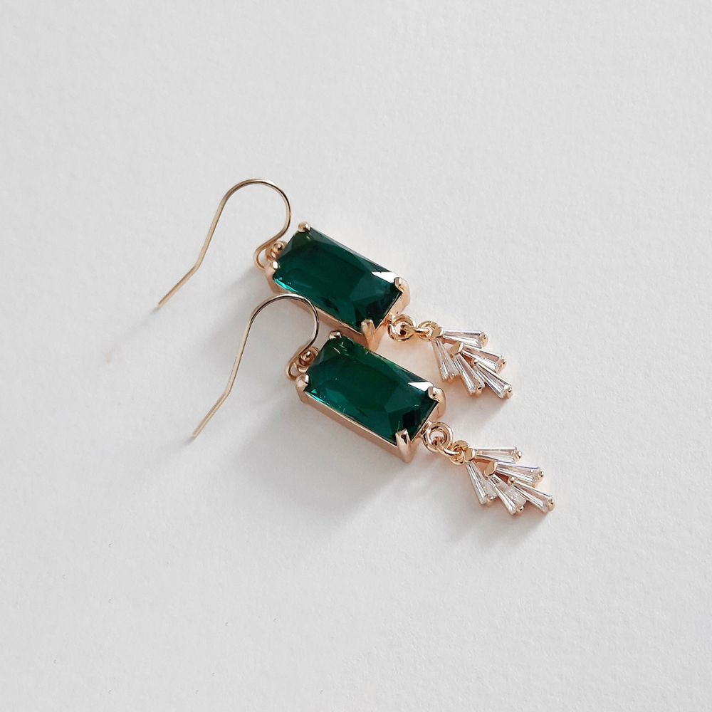 GLASS EMERALD EARRINGS (PAIR)