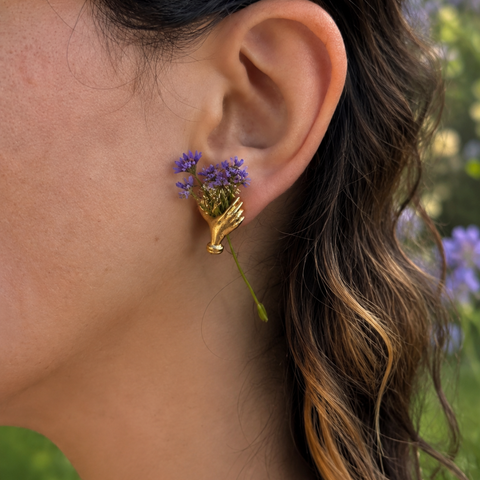 HOLDING HAND EARRINGS (PAIR)