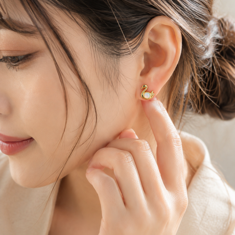 SWAN OPAL EARRINGS (PAIR)