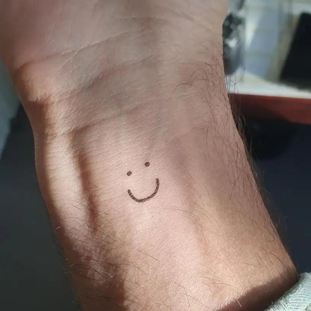 WATERPROOF SMILEY TATTOO