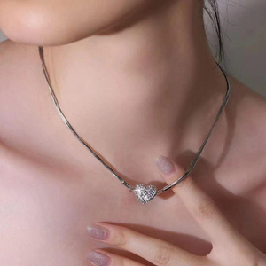 MAGNETIC HEART NECKLACE