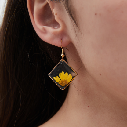 DAISY FLOWER EARRINGS (PAIR)