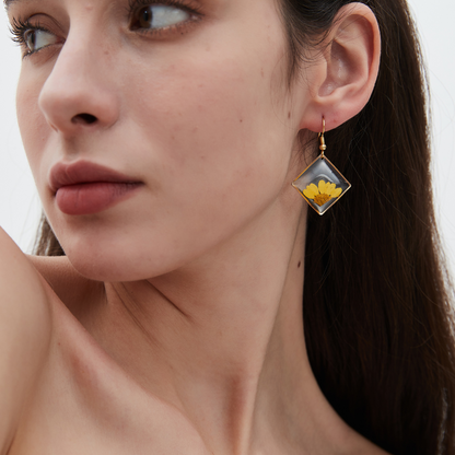 DAISY FLOWER EARRINGS (PAIR)