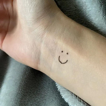 WATERPROOF SMILEY TATTOO