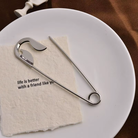 SAFETY PIN CLIP